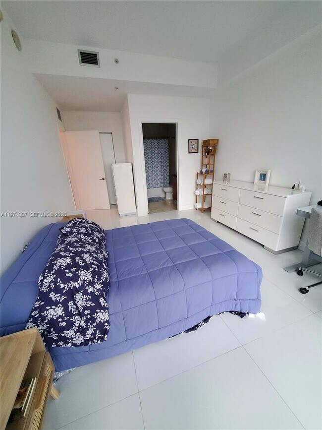 Building Photo - 7901 Hispanola Ave