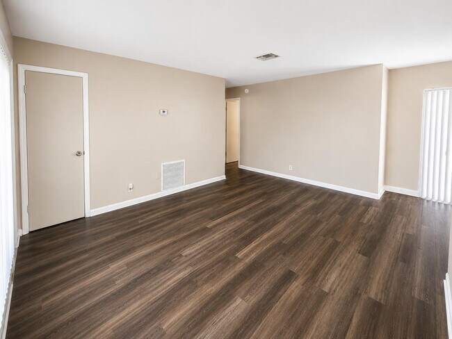 Building Photo - 4125 Woodside Dr