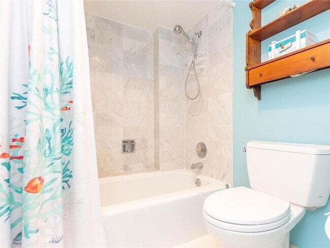 Building Photo - 1147 Hillsboro Mile Unit 209