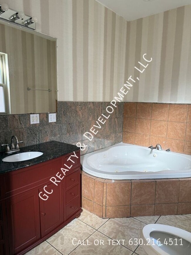 Building Photo - 5816 S Michigan-Unit 2