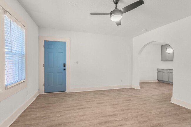 Building Photo - One Bedroom Boutique Apartment in the Plaza