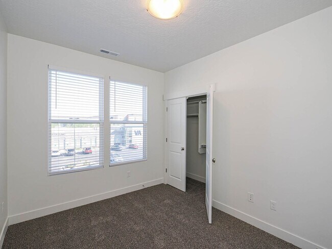 Building Photo - 3 Bedroom, 2.5 Bathroom in South Jordan