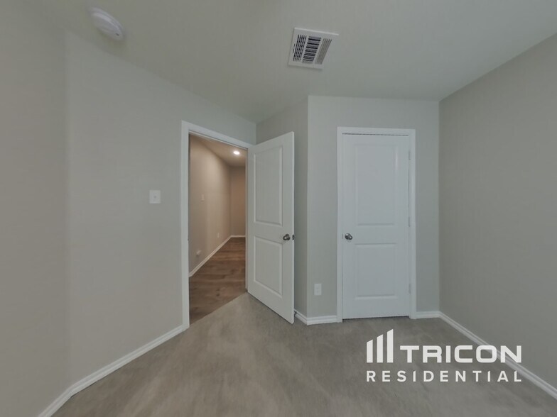 Building Photo - 2514 Henley Dr