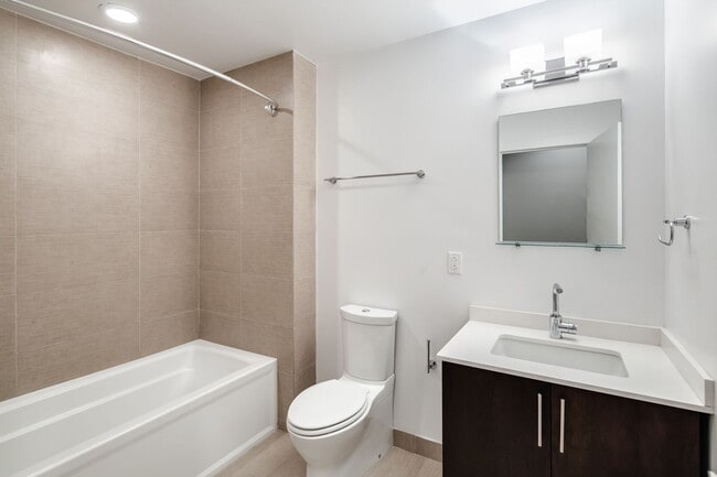 Building Photo - Northern Liberties Townhome with Parking