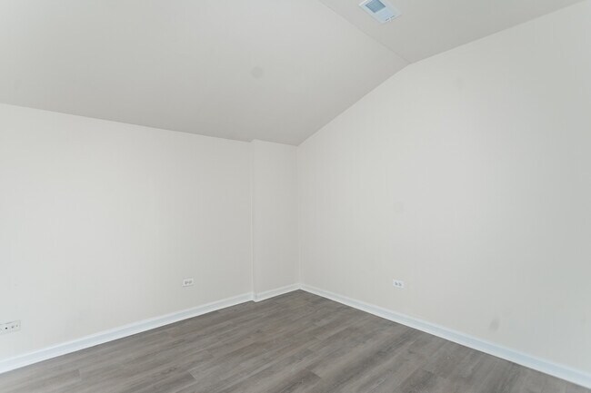 Building Photo - 1514 N Wood St