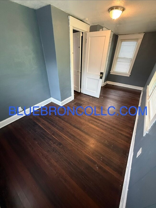 Building Photo - Newly renovated Cute 2 bedroom 1 bathroom home.