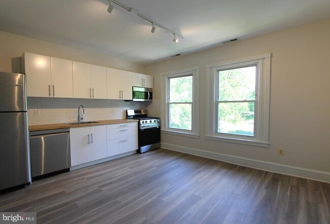 Building Photo - 437 W Hansberry St