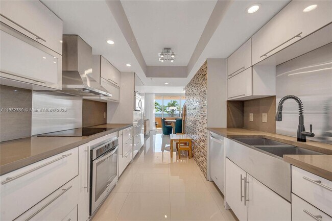 Building Photo - 10175 Collins Ave