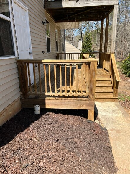 Private deck entrance - 3734 Looper Rdg