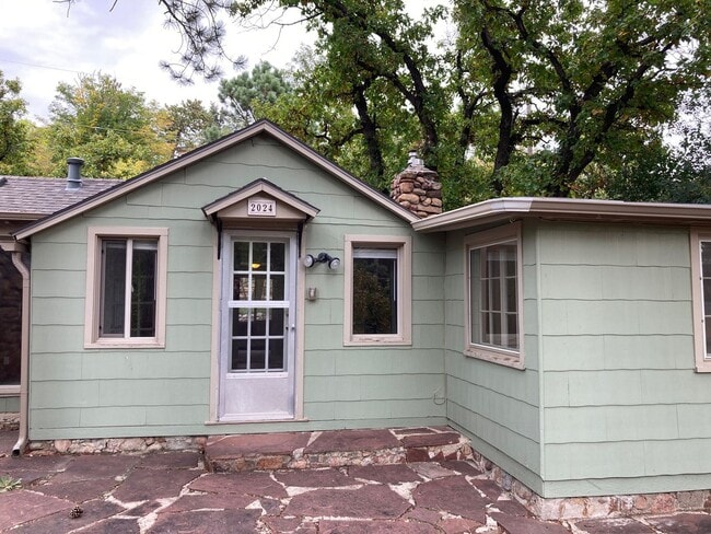Building Photo - Cheyenne Canyon Ranch Style Home!