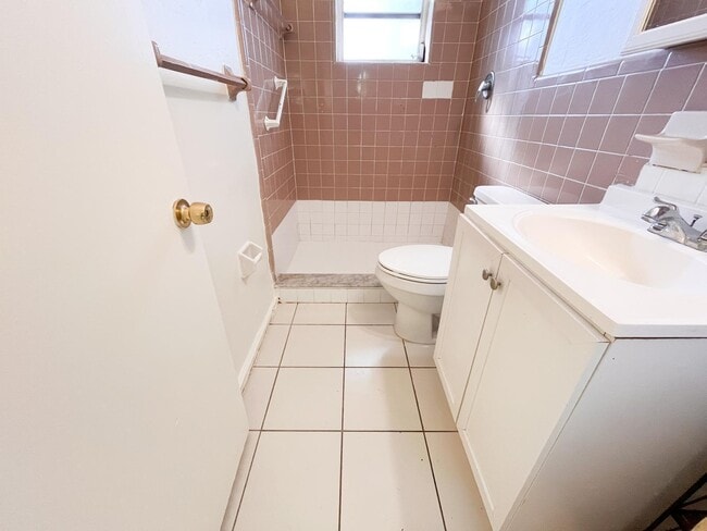 Building Photo - 1021 NE 8th Ave