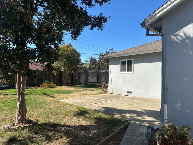 Building Photo - Three Bedroom Two Bathroom Home with Yard