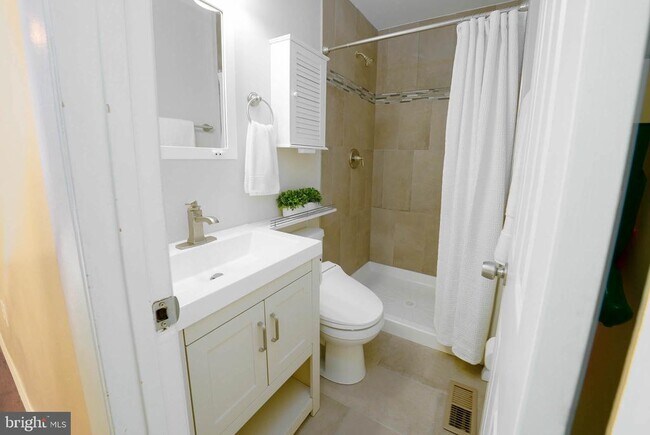 Building Photo - 1025 Commanders Way N