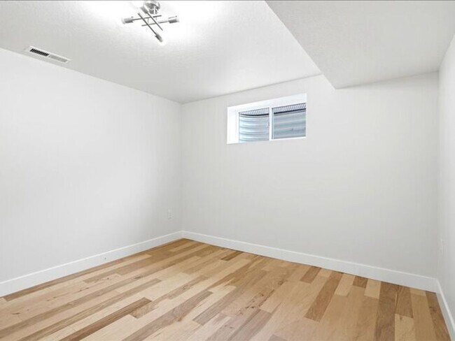 Building Photo - BOUNTIFUL New Remodeled 4 bed 3 bath home