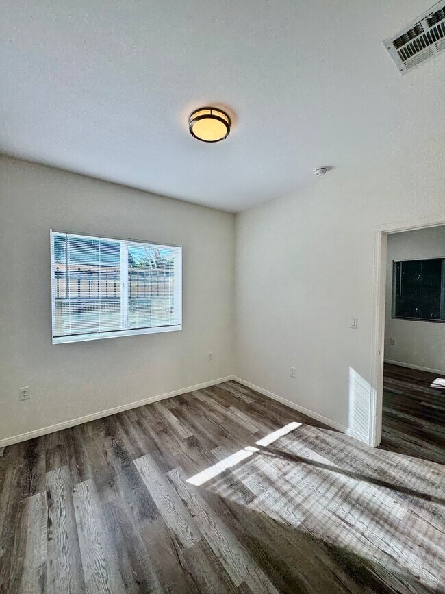 Building Photo - MUST SEE!