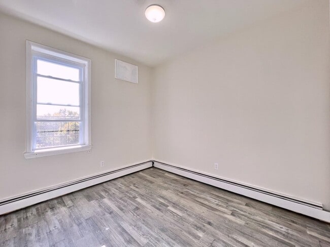 Building Photo - 405 61st St