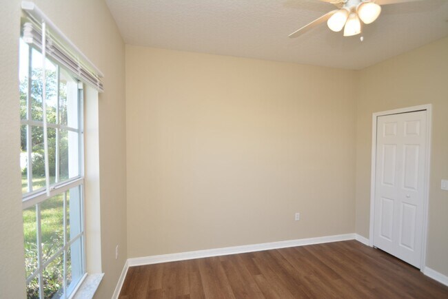 Building Photo - Pool Home with 4 bed, 2 bath located in Se...