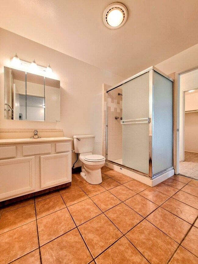 Building Photo - Refurbished 3bd Townhouse Style Apartment