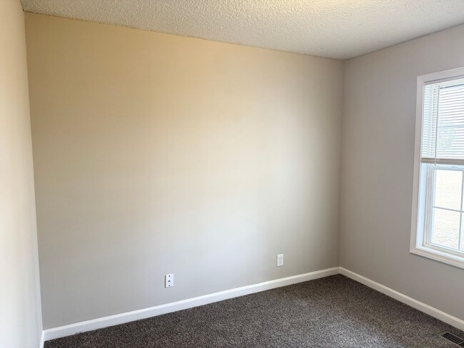 Building Photo - Beautiful Home close to Ft Campbell and Shopping!