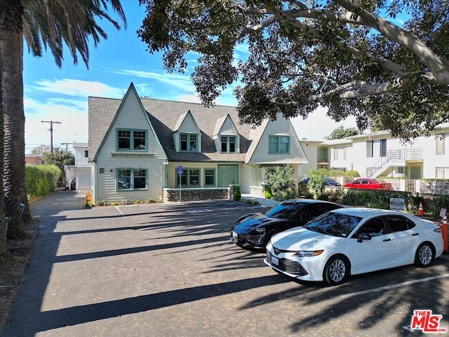 Building Photo - 2739 S Budlong Ave