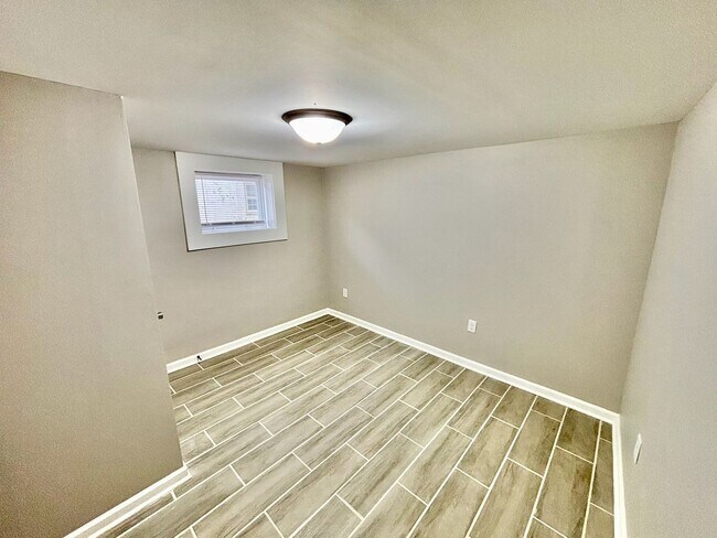 Building Photo - Studio Apartment, Fresh Renovation