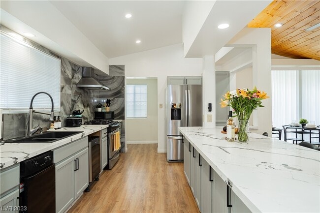 Building Photo - 2205 Santa Paula Dr