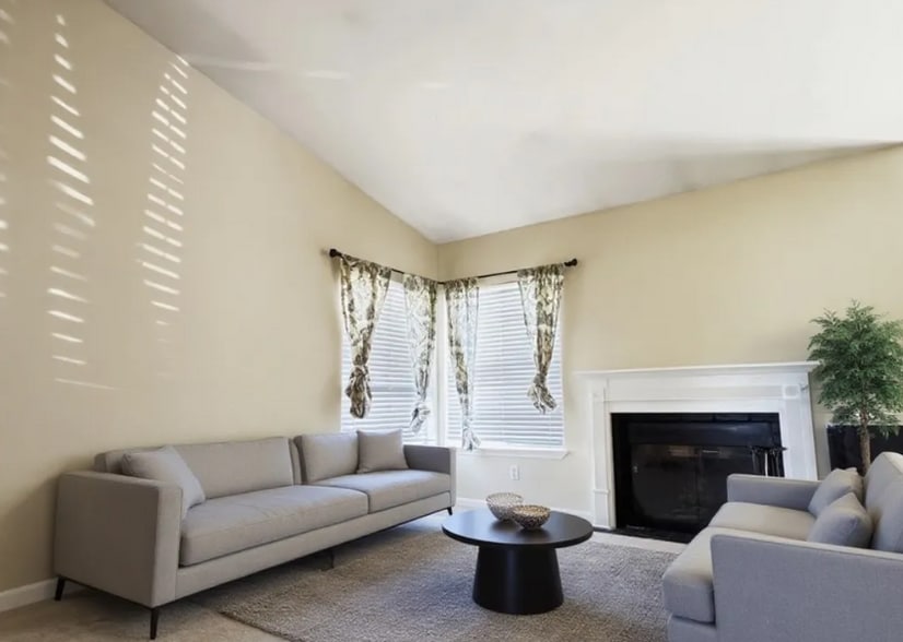 Building Photo - 10665 Cherry Hills Dr