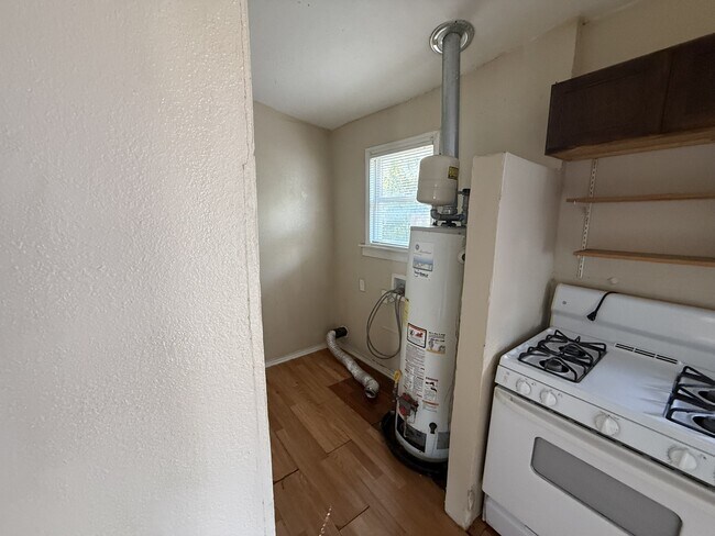 Building Photo - 413 N Hackberry St
