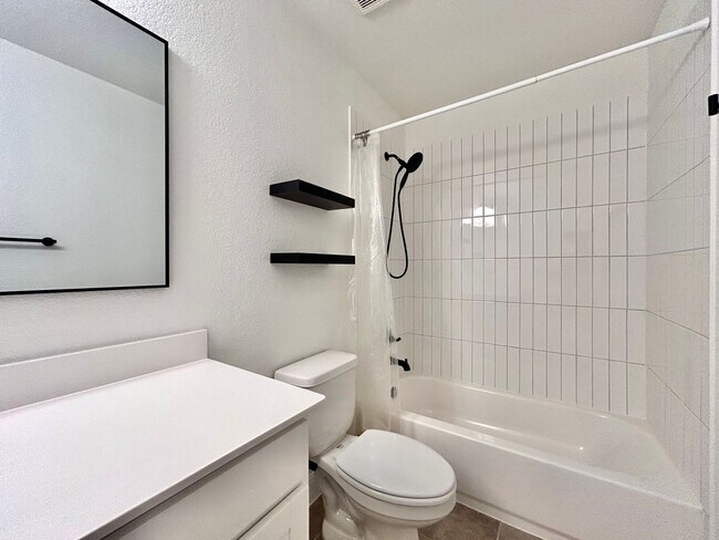 Building Photo - Beautiful and Contemporary 3 BR / 2.5 BA H...
