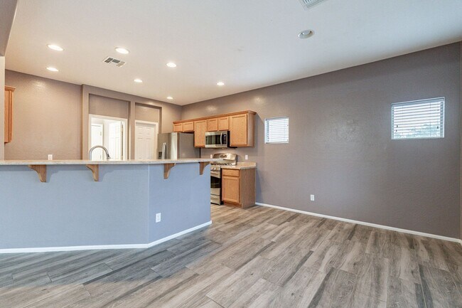 Building Photo - Three Beds & 2.5 Baths - Move Right In!