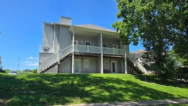 Building Photo - 3 Bedroom 2 Bath Ground Level Apartment