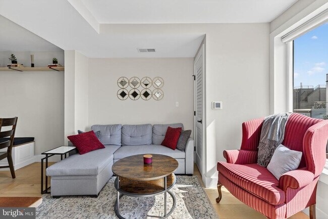 Building Photo - 919 12th St NE