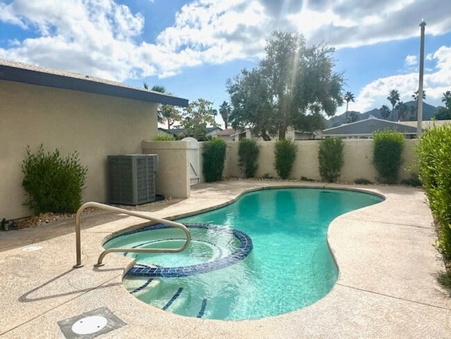 Building Photo - 3 Bedroom Pool Home on Golf Course
