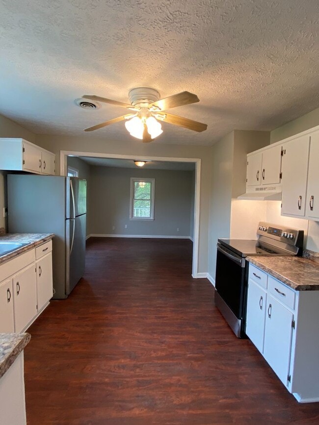 Building Photo - Spacious 3 Bedrooms Located in Hermitage /...