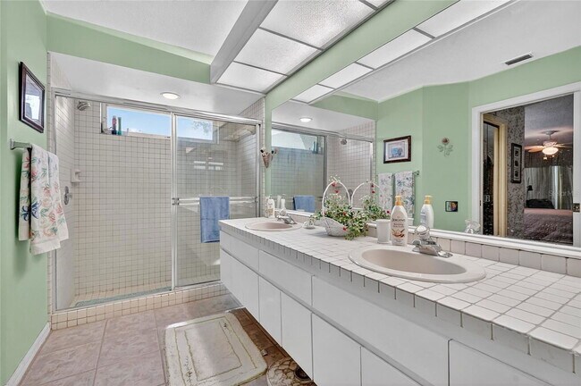 Building Photo - 2824 Summervale Dr