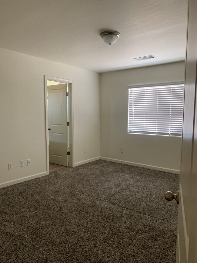 Building Photo - Beautiful 3 Bedroom 2 Bath Home in North Hanford