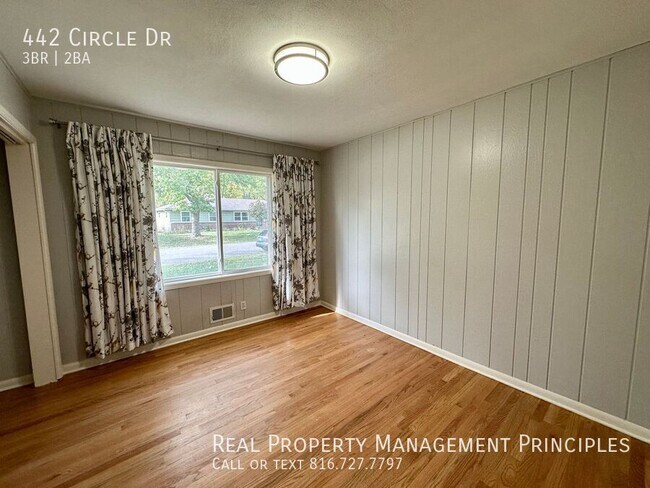 Building Photo - 442 Circle Dr