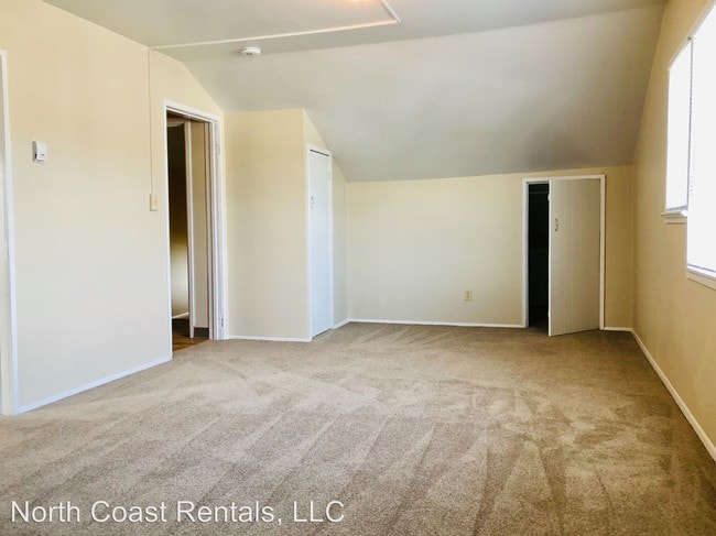 Building Photo - 400 N Holladay Dr