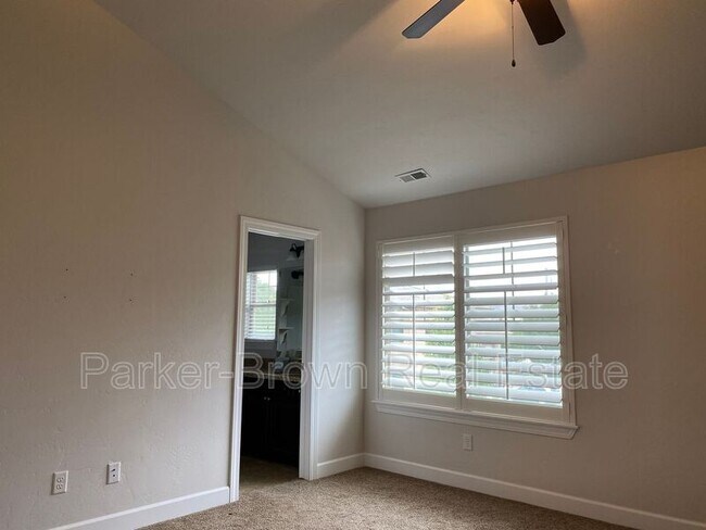 Building Photo - 5561 W Pkwy W