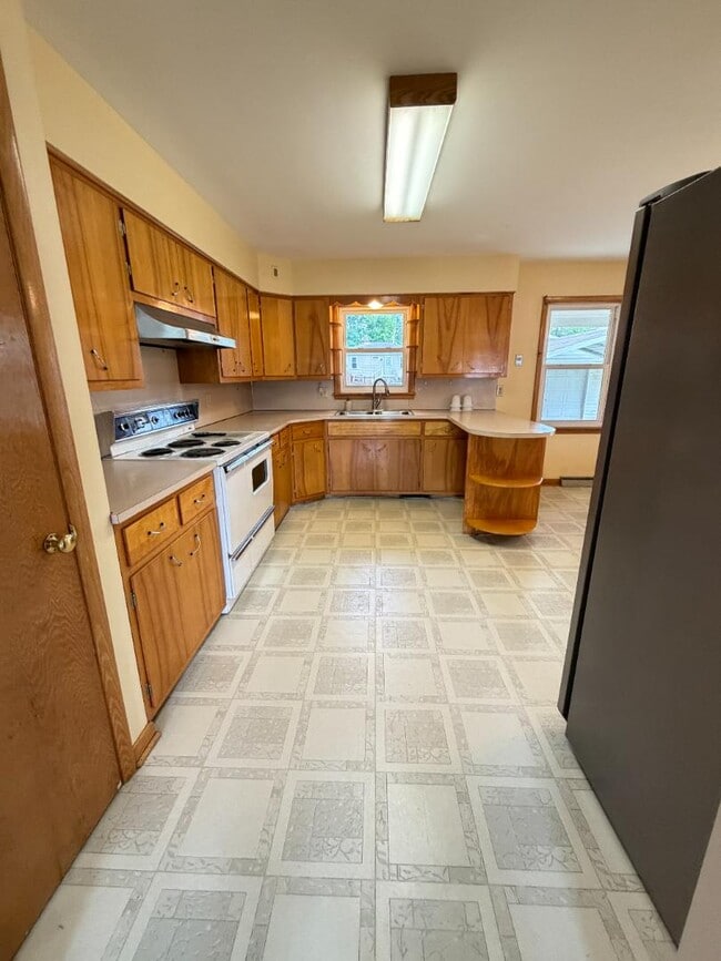 Building Photo - 2201 E Eichel Ave