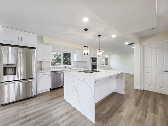 Building Photo - Modern Luxury: 4-Bed, 4.5-Bath Fully Remodeled Home