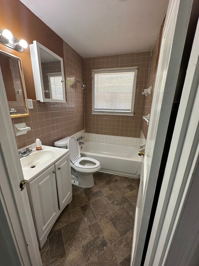 Building Photo - 454 E Norwood Ave