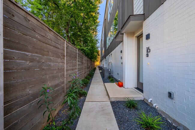 Building Photo - Stunning Modern Townhomes Newer Constructi...