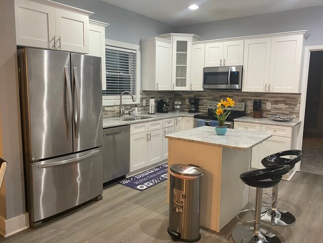 Building Photo - Marlin Pl - PCB