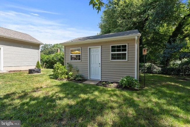 Building Photo - 305 Cedar Ln