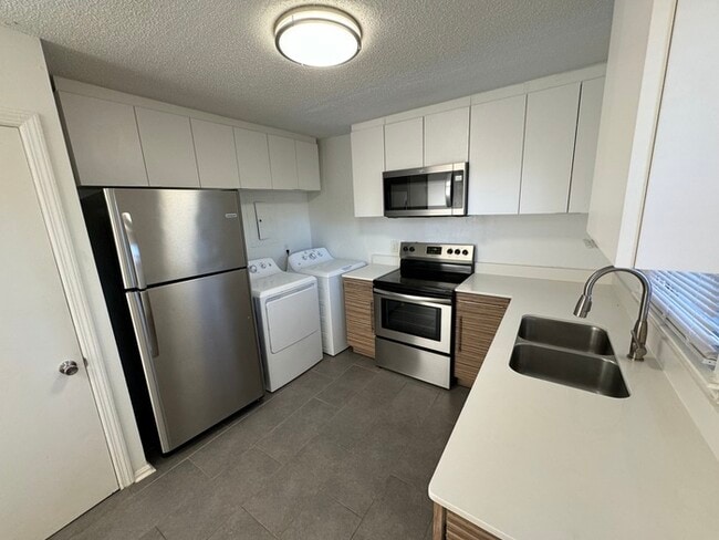 Building Photo - 3818 Lupton Cir