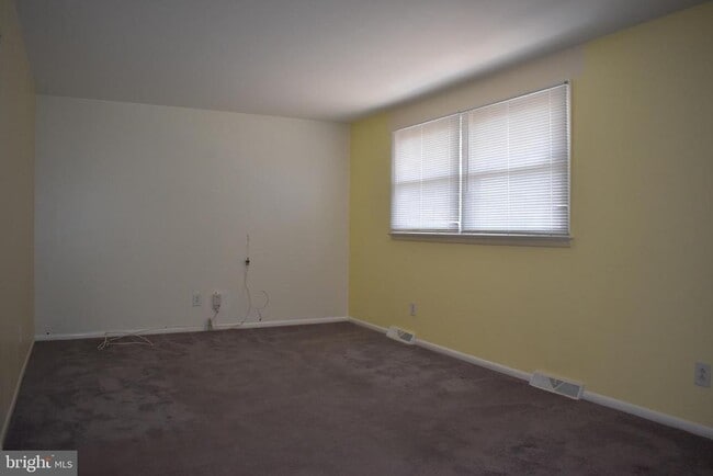 Primary Photo - 62 S Valley Ave