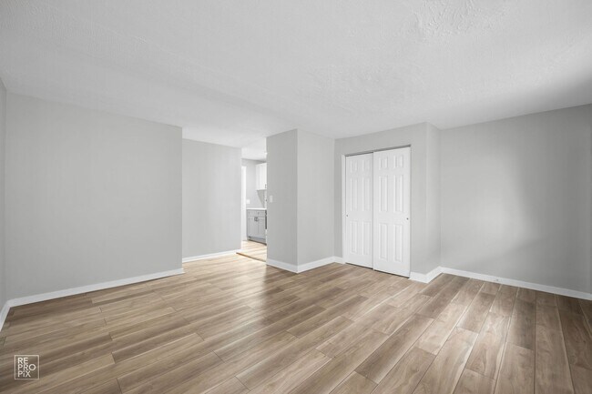 Building Photo - 6832 S Crandon Ave