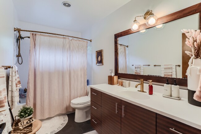 Building Photo - 6106 SE Riverside Dr