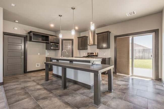 Building Photo - A Very Beautiful and Spacious 3 Bedroom 2 Bath in Yukon